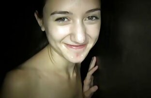 Bionda e bruna dando un film porno amatoriali trans pompino al loro amico in appartamento